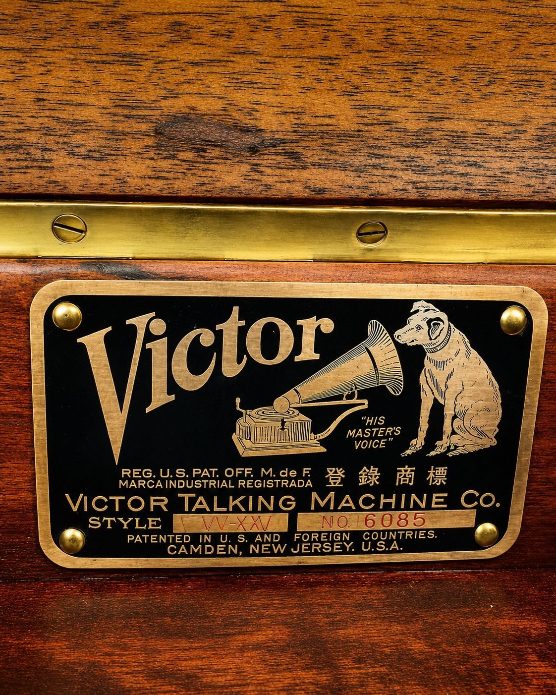 Placa original da Victor Talking Machine Co., com o logo 'His Master's Voice' e o cachorro Nipper